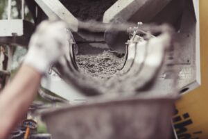 pengecoran beton dari mixer truck