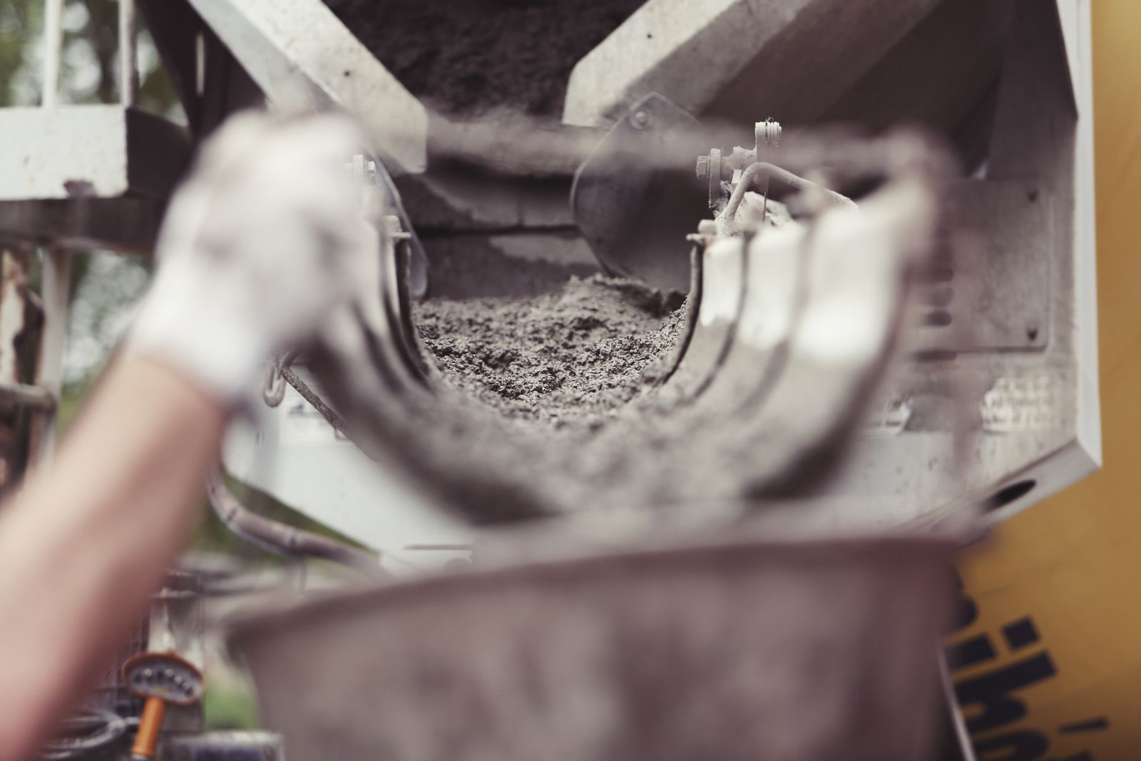 pengecoran beton dari mixer truck